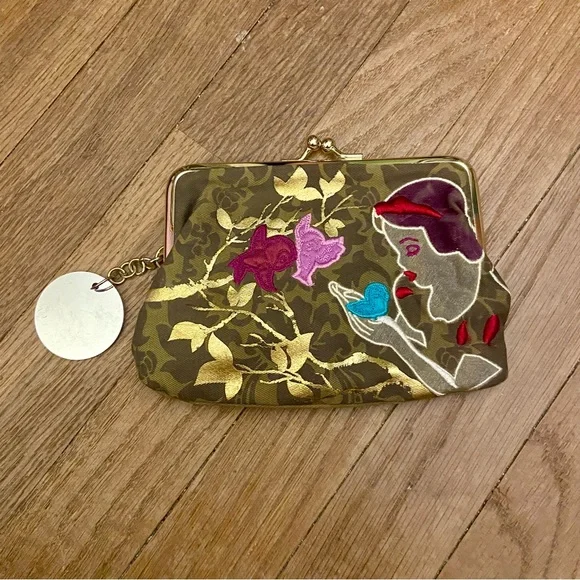 Disney Couture x Loop Snow White Kiss-Lock Clutch - Picture 1 of 4